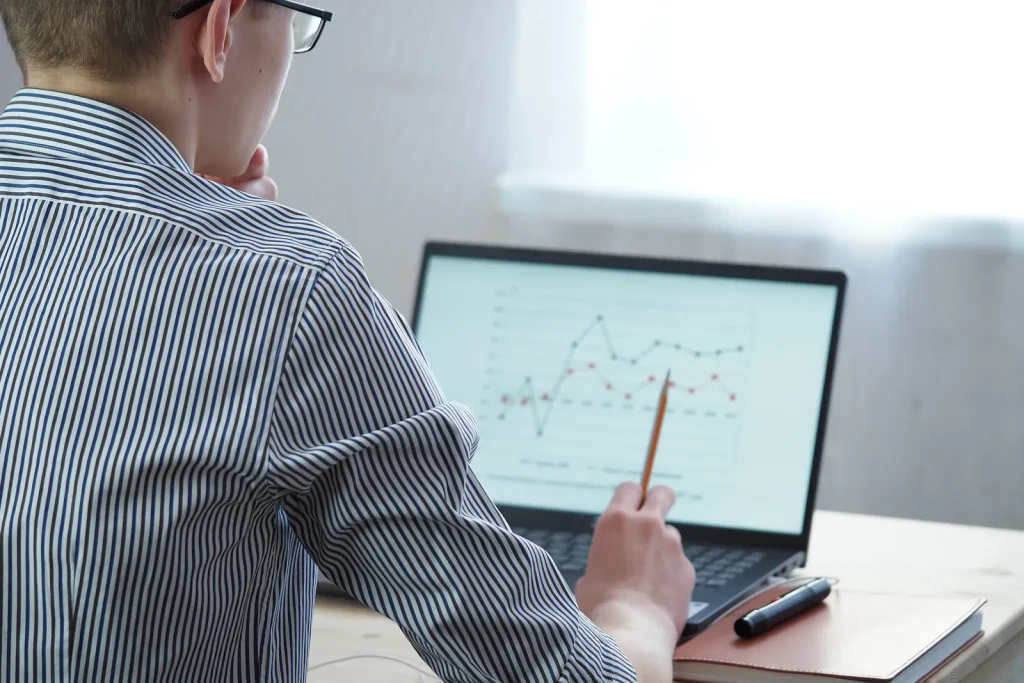 Content Marketing in South Africa (business man looking at statistics on their laptop)
