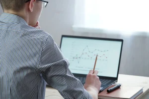 Content Marketing in South Africa (business man looking at statistics on their laptop)