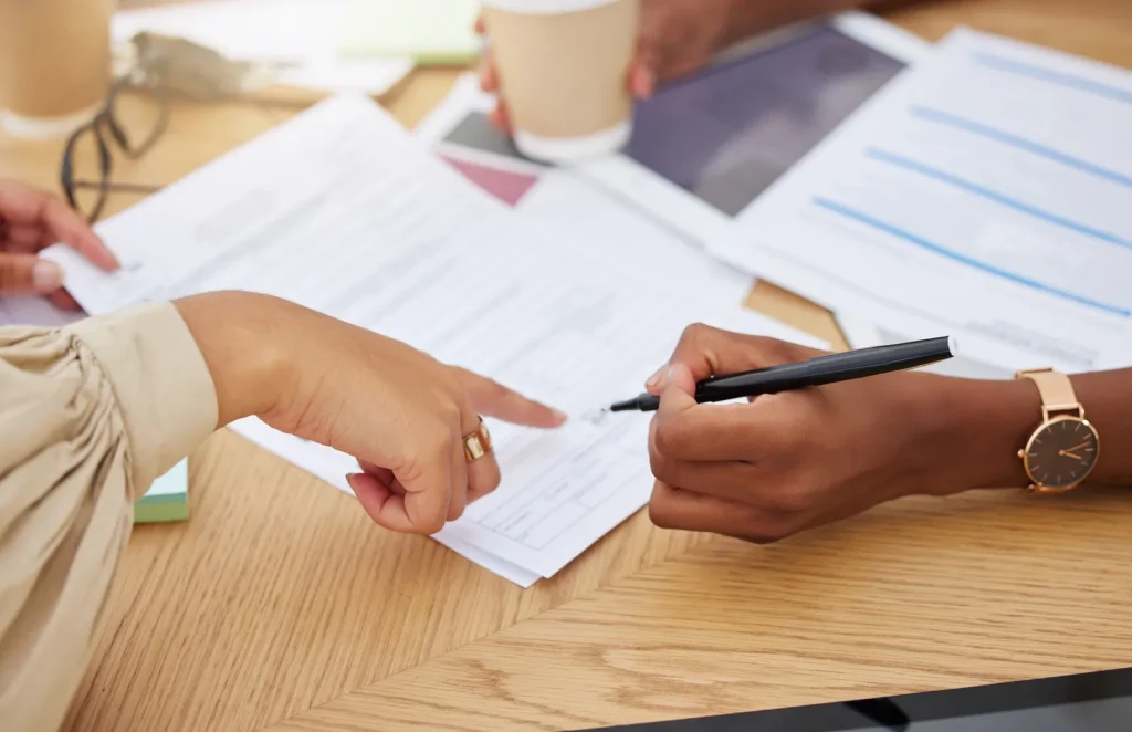 B2B Lead-Generation SEO in South Africa (two people making a business deal by signing a contract)